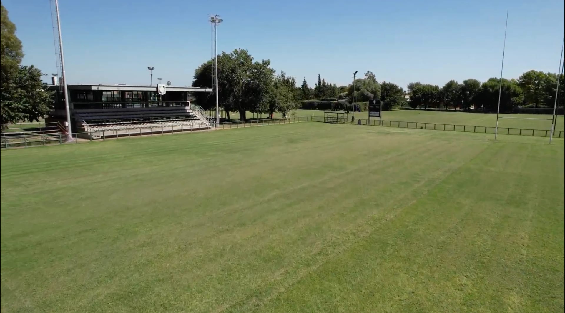 Cancha de rugby de Duendes con la tribuna y los postes