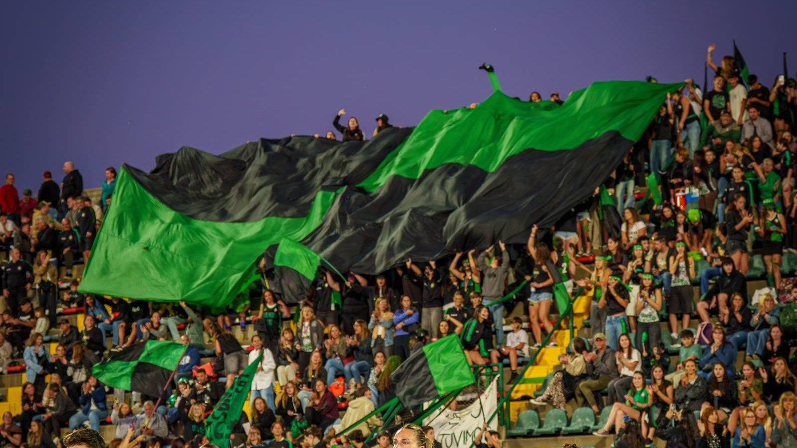 Jugadoras de Duendes abrazadas festejando un gol