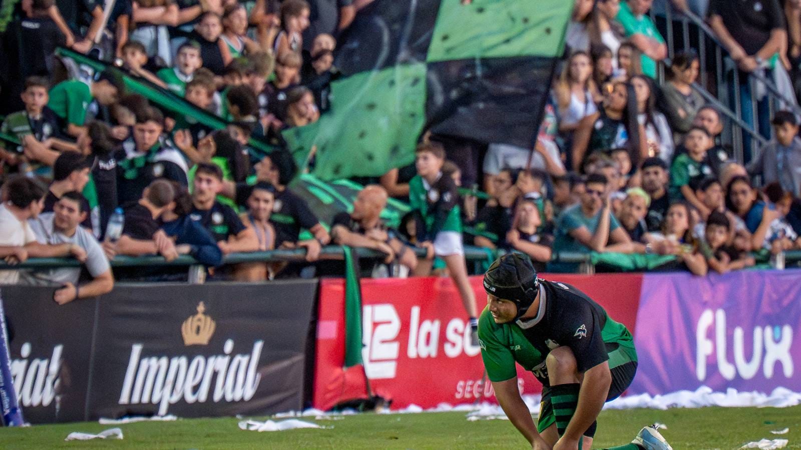 Jugador de Duendes atándose el botín frente a la tribuna llena