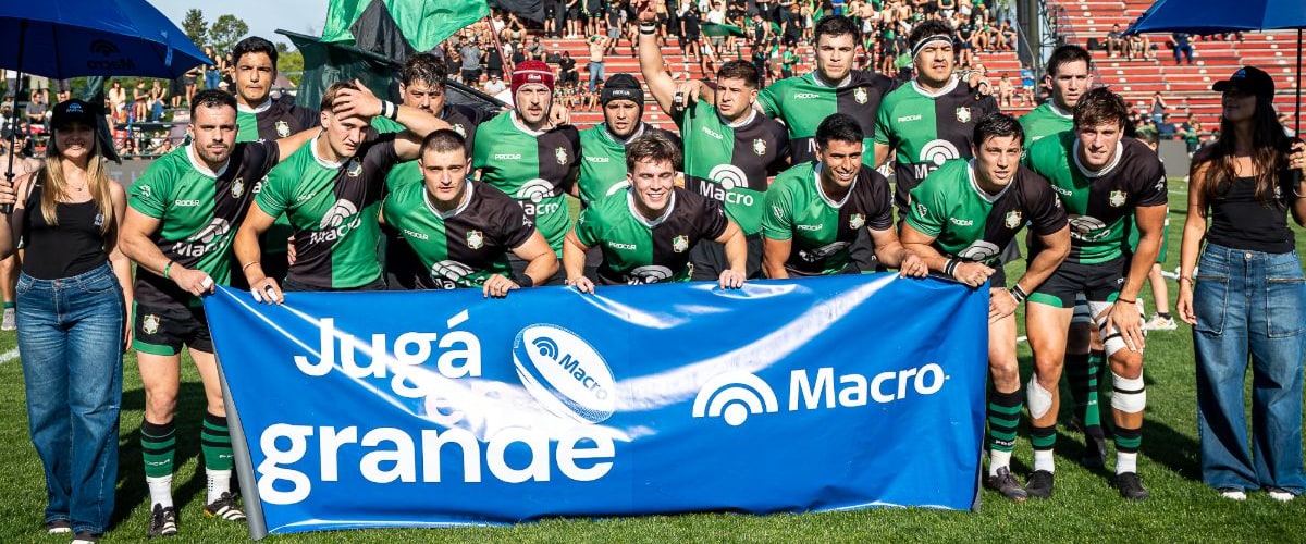 Plantel de Duendes posando con la bandera y el cartel "Jugá en grande"