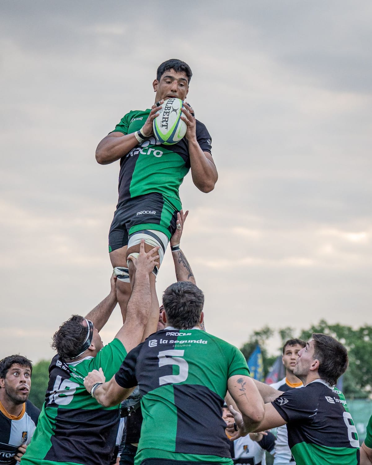 Jugador de Duendes tomando la pelota en el lineout, elevado por sus compañeros